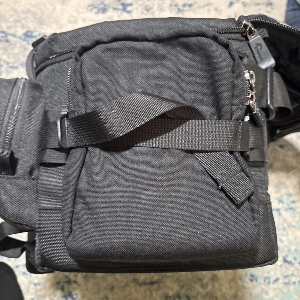Lowepro Compact AW Camera Shoulder Bag - Black Multiple Padded Pockets Great Bag